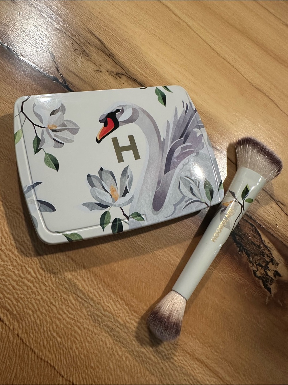 Hourglass Ambient Lighting
Edit Unlocked Swan Palette and Brush II - Picture 14 of 15